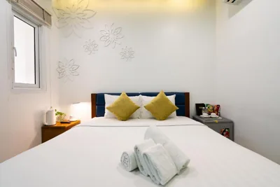 带阳台大床房 — Adventure Hotel